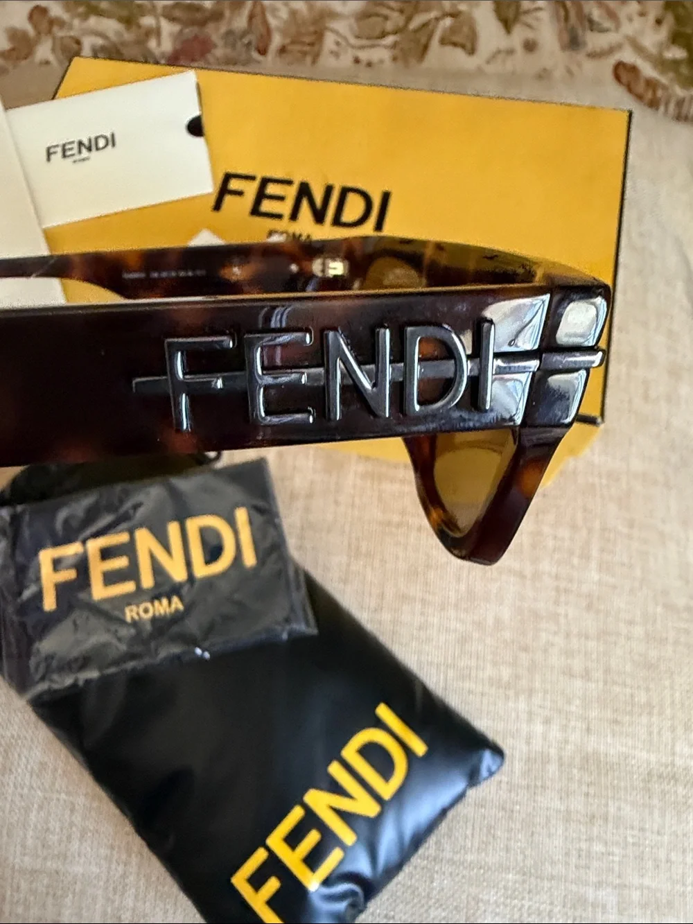 Fendi FE40091U NWT sunglasses W/bold rectangular frame,light tortoise acetate